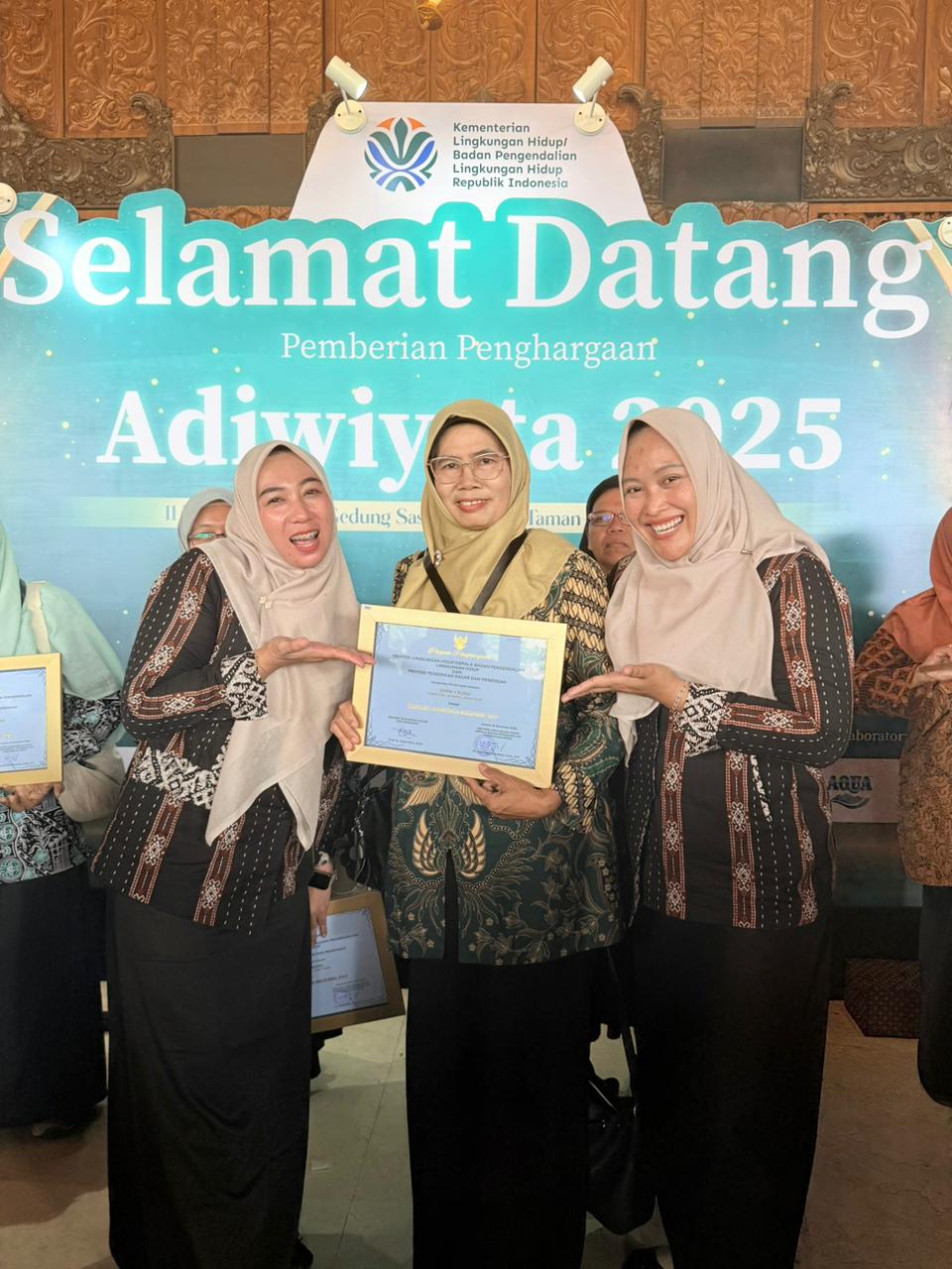 PRESTASI NASIONAL: Kepala SMPN 1 Kudu, Srimudayani Dewi Astutik MPd, didampingi koordinator tim Adiwiyata, Apriliana Fitri Anggraini SPd, dan sekretaris Agustin