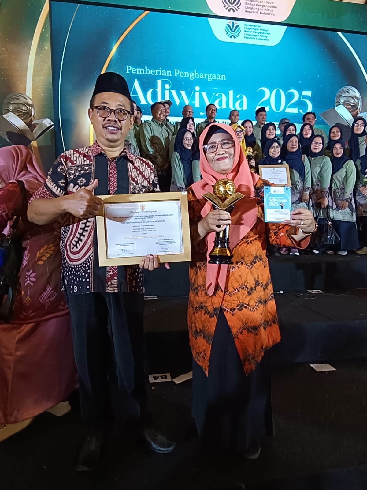 HASIL KERJA KERAS: Kepala SMPN 1 Mojowarno Dra Listyowati MPd bersama koordinator tim Adiwiyata, Kuswandi SAg SPd setelah menerima piagam Sekolah Adiwiyata Mandiri