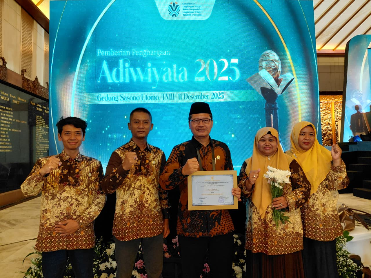 BERPRESTASI: Kepala MAN 7 Jombang, Masrukhin, membawa piagam penghargaan Adiwiyata Nasional