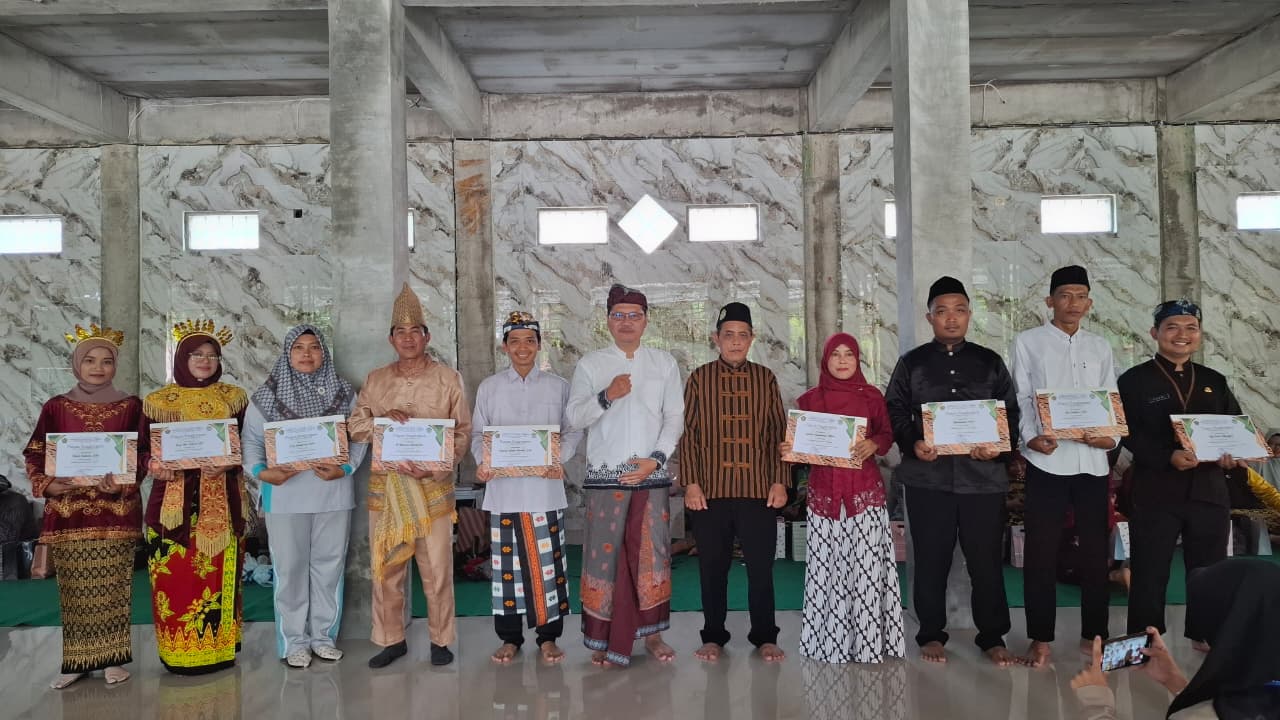 APRESIASI: Kepala MAN 7 Jombang, Masrukhin, memberikan piagam kepada guru berprestasi