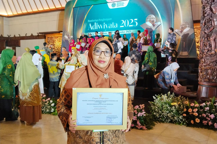 HEBAT: Kepala MTsN 11 Jombang, Umi Khoiriyah, saat menerima penghargaan di Gedung Sasono Utomo Jakarta, Kamis (11/12).