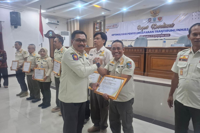 FOTO: SATPOL PP FOR JAWA POS  PRESTASI: Kepala Satpol PP Samsudi saat menirima penghargaan.