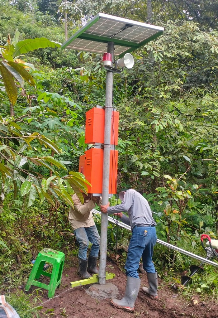 DETEKSI BENCANA: Petugas BPBD Jatim memasang EWS longsor di Dusun Tegalrejo Desa Jarak Kecamatan Wonosalam (15/12).