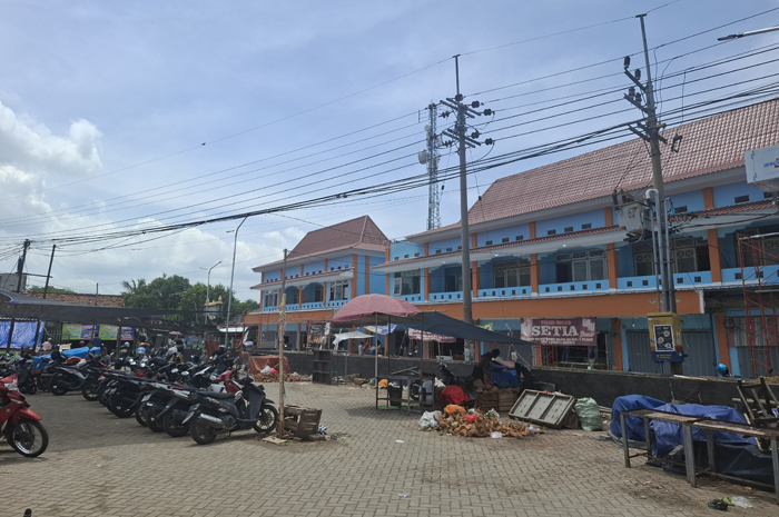 Meski kontrak proyek rehabilitasi Pasar Ploso dan pembangunan Pasar Buah di Sub Terminal Ploso resmi berakhir 15 Desember, aktivitas pekerja masih terlihat di lokasi
