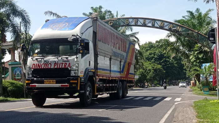 Operasional Angkutan Barang Dibatasi JOMBANG &ndash; Menjelang libur Natal 2025 dan Tahun Baru 2026, pemerintah resmi memberlakukan pembatasan operasional angkutan barang di sejumlah ruas jalan tol utama
