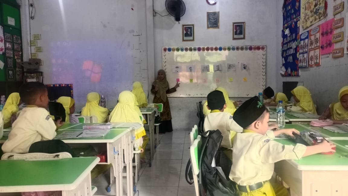 SEMANGAT: Guru MI Sulaimaniyah Kauman Mojoagung saat mengajar di kelas, kemarin.  &nbsp;