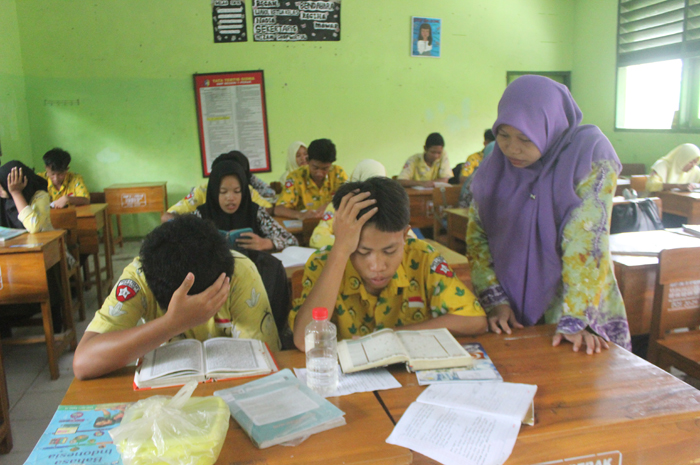 TELATEN: Guru mulok saat mengajar siswa