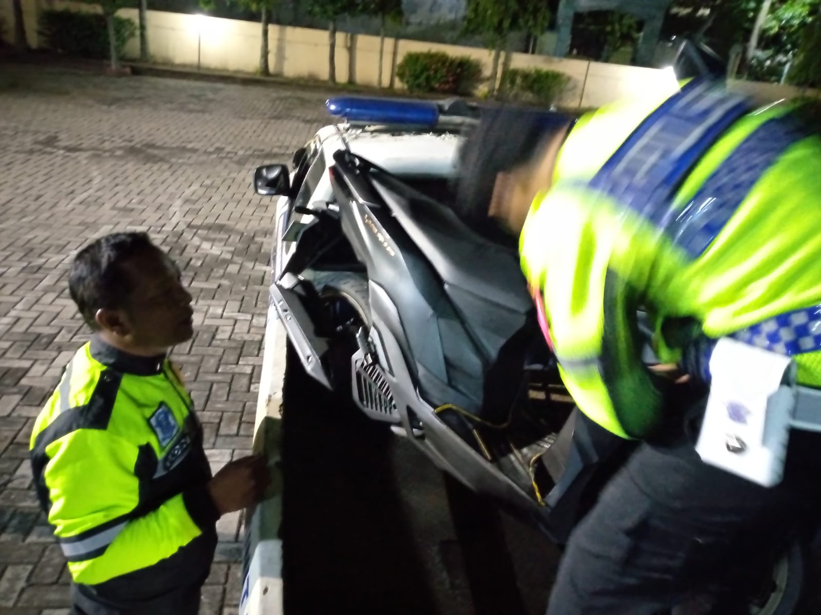 Kecelakaan maut dengan skema tabrak lari terjadi di Jalan Raya Desa Mojokrapak, Kecamatan Tembelang, Kabupaten Jombang, Selasa (16/12) malam.