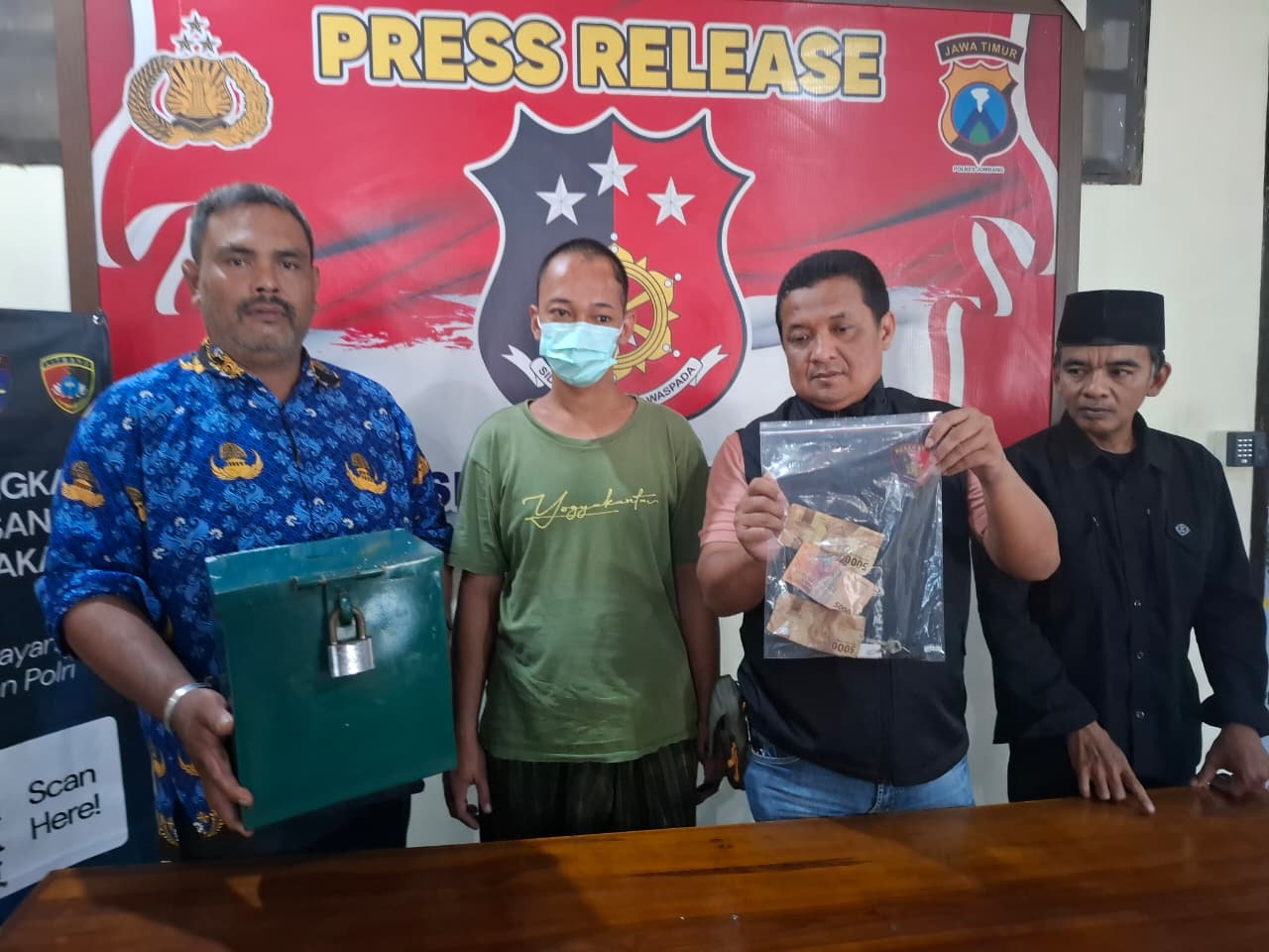 Seorang pemuda asal Menganti, Gresik bernama Arta Nugraha, 20, kepergok warga mencuri uang di kotak amal masjid At Taqwa Dusun Sambongsantren, Desa Sambongdukuh, Kecamatan Jombang Selasa (6/12) siang.