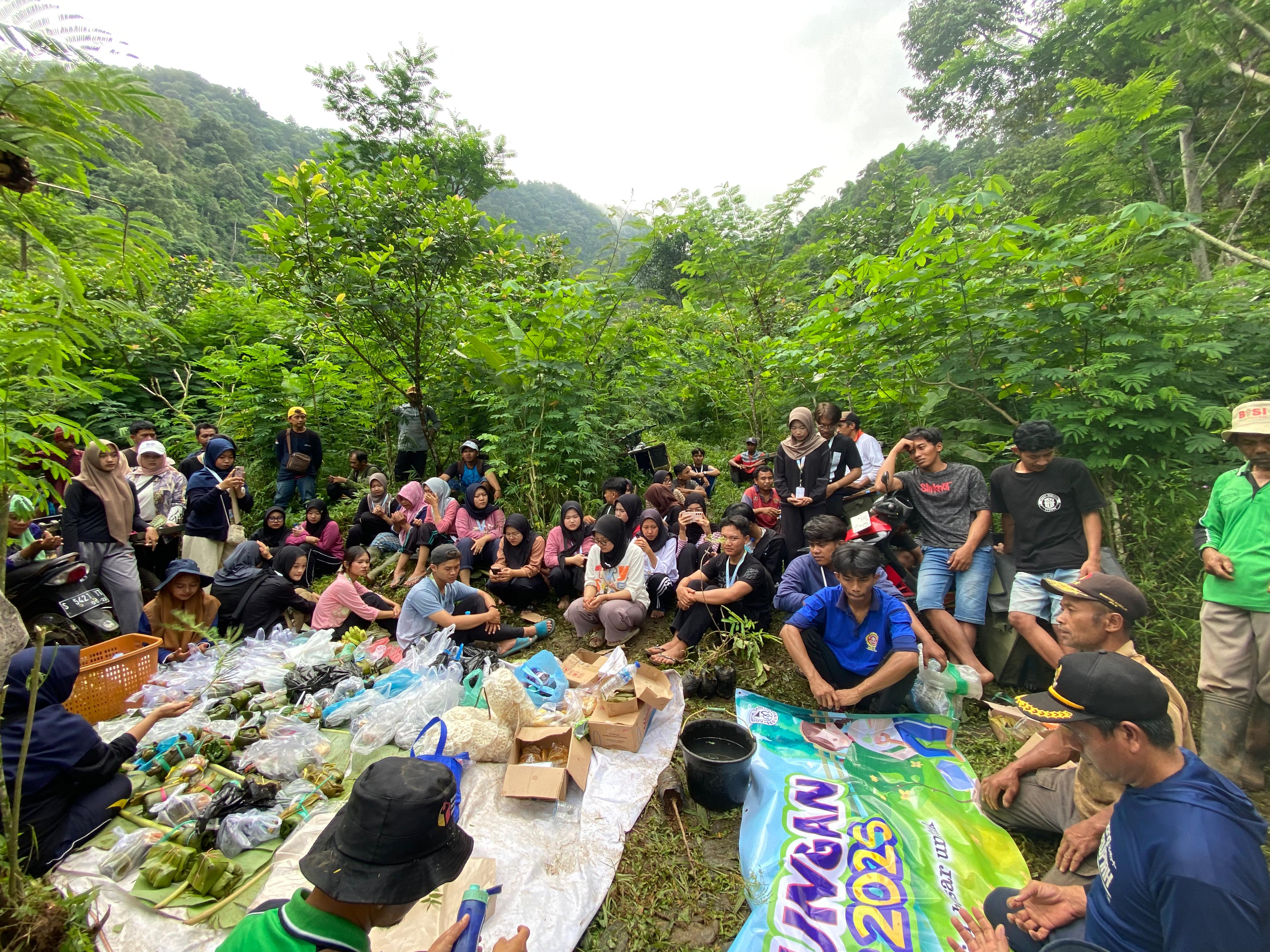 &nbsp;  &nbsp;  RUKUN: warga Kampung Adat Segunung saat menyantap hasil bekal tradisional di lereng hutan.  &nbsp;