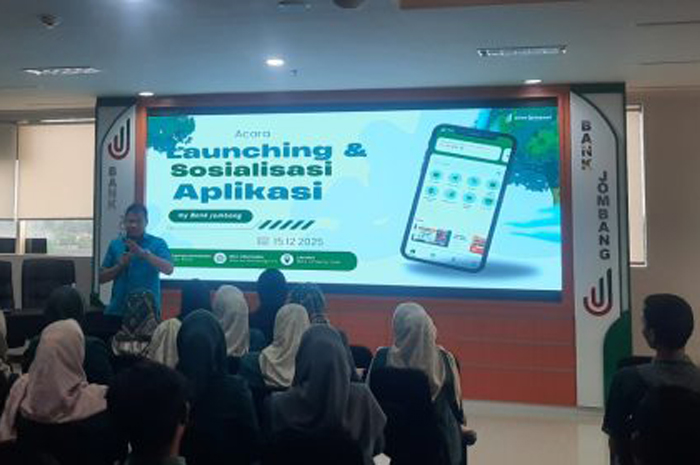 SERIUS: Direktur Utama Bank Jombang Dr Afandi Haris Setyo Nugroho SE MM memimpin sosialisasi dan aktivasi internal aplikasi my Bank Jombang kepada seluruh karyawan, Senin (15/12).