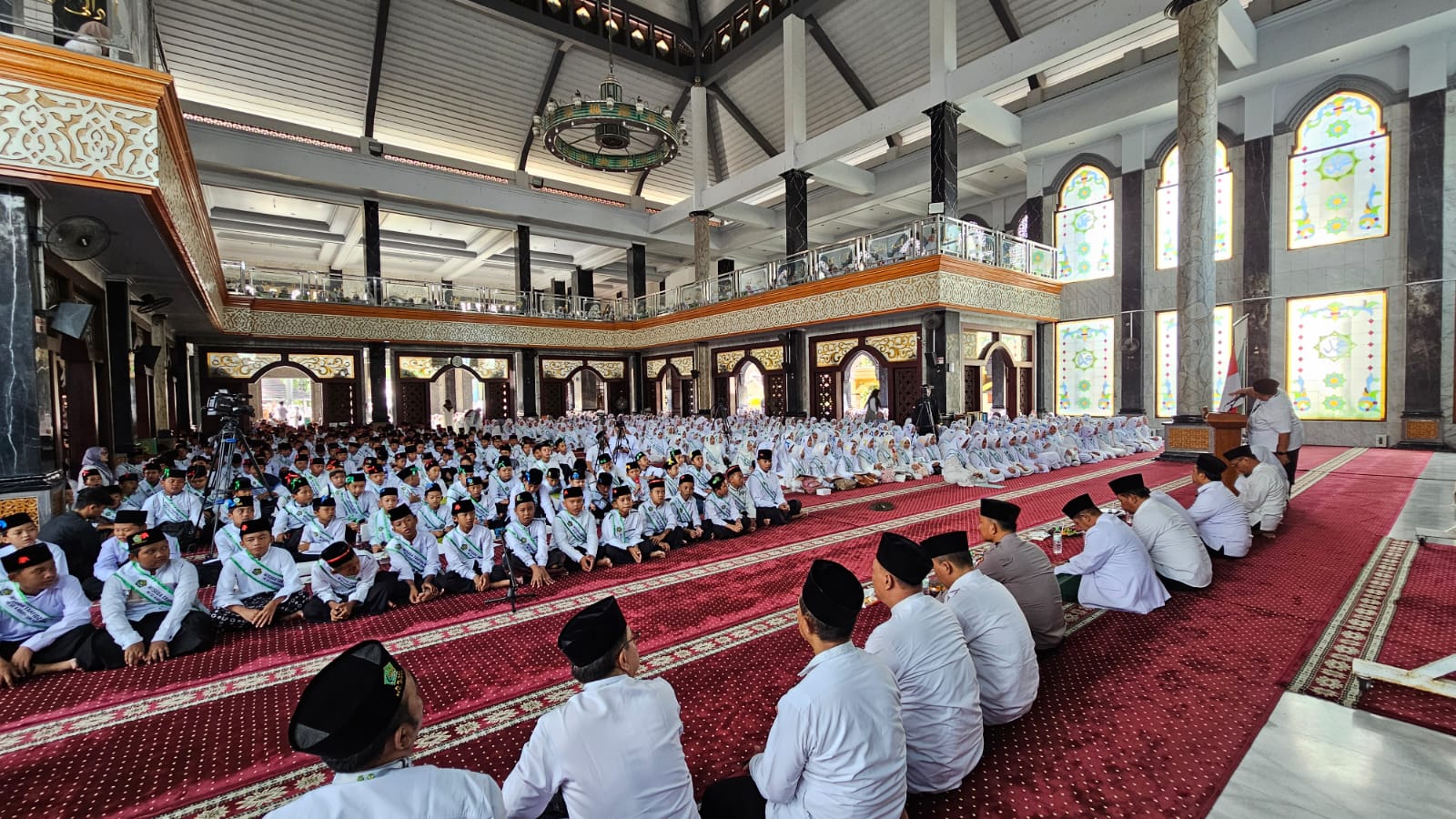 Sebanyak 2.025 siswa Madrasah Ibtidaiyah (MI) dari seluruh Kabupaten Jombang mengikuti Wisuda Tahfidz Juz 30 yang digelar pada Selasa (16/12) di Masjid Agung Baitul Mukminin Kabupaten Jombang.
