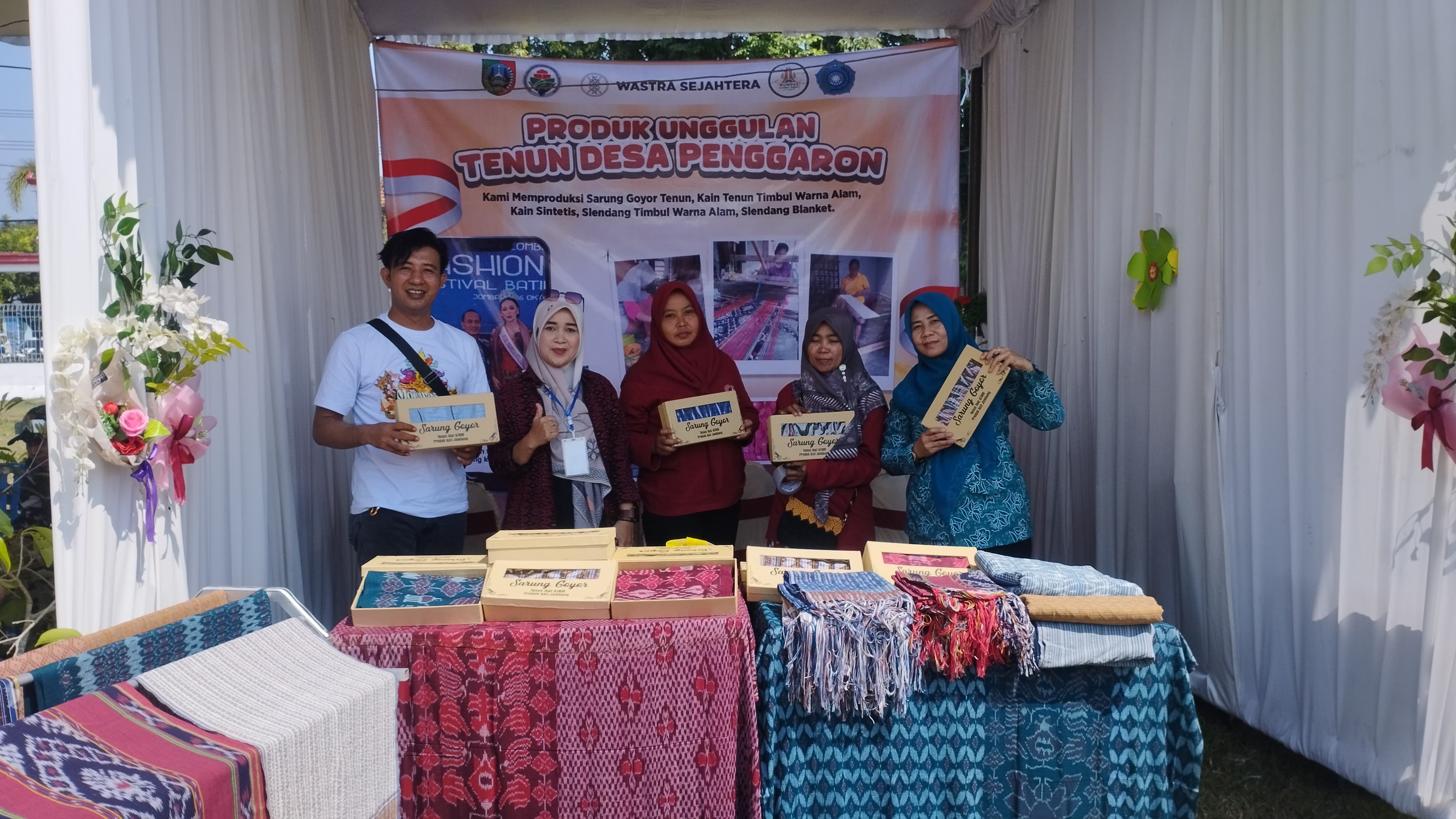 Kepala Desa Penggaron Rikoret Hendrik mendampingi Pokmas Wastra Sejahtera saat acara pameran.