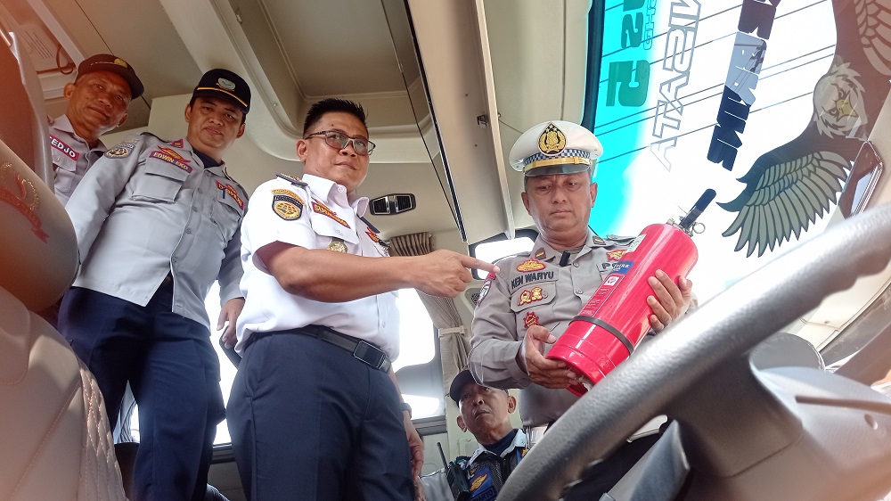Kepala Dishub Jombang Sugianto bersama Kanit Kamsel Satlantas Polres Jombang Ipda Ken Wahyu saat melakukan pengecekan bus pariwisata di Mojoagung, (18/12).