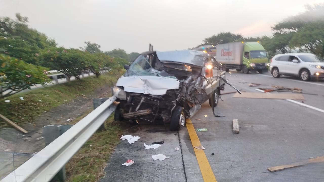Kondisi pikap yang menabrak truk gandeng di Tol Jombang Mojokerto