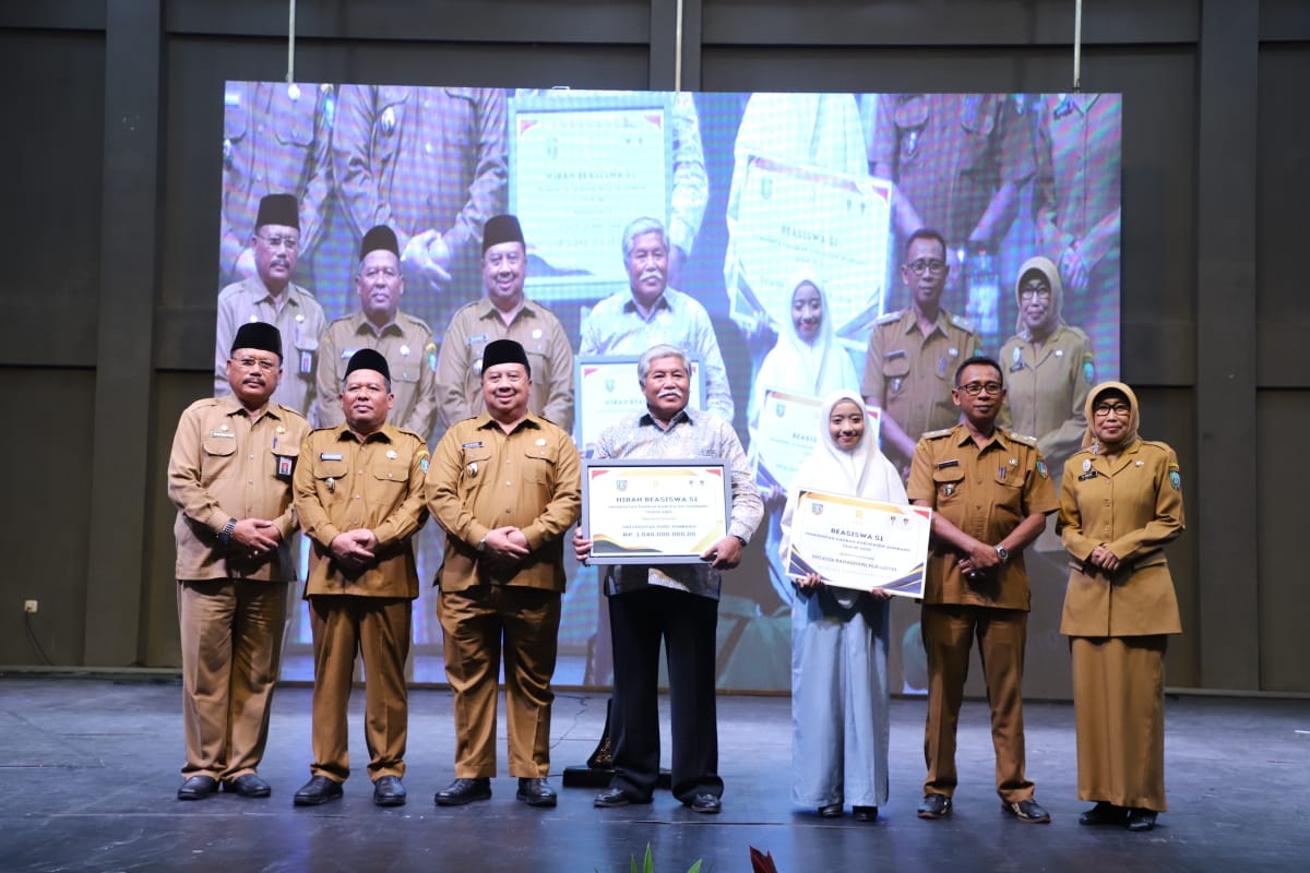 Guru di Jombang mendapat beasiswa pendidikan dari Dinas P dan K Jombang