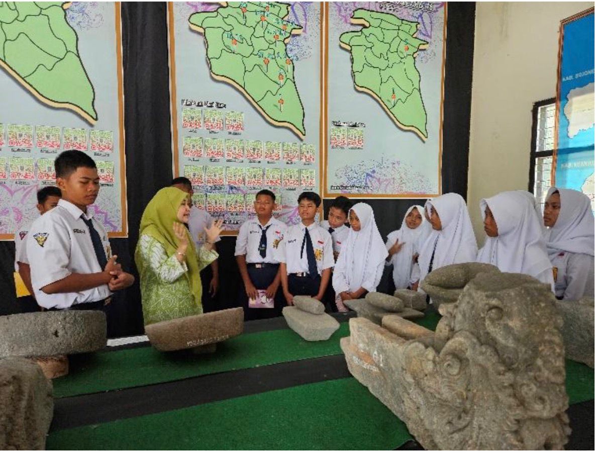 Kunjungan siswa ke museum yang berada di Kantor Dinas Pendidikan dan Kebudayaan Kabupaten Jombang.
