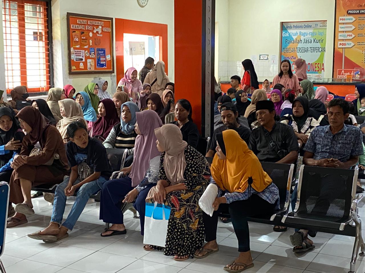 &nbsp;  ANTRE: Ratusan KPM secara bergiliran mengambil BLTS Kesra tahap 2 kemarin (19/12).  &nbsp;