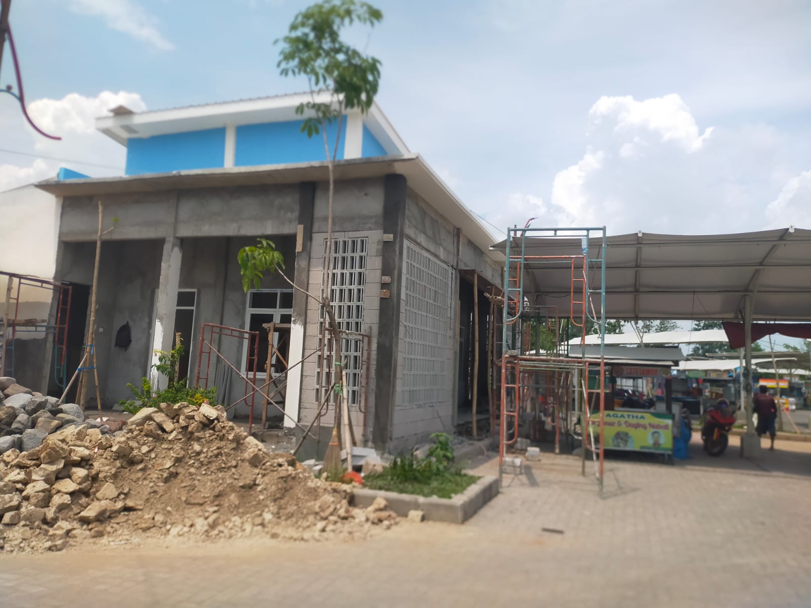 DIKEBUT: Pembangunan proyek musala di kawasan Sentra PKL masih berjalan