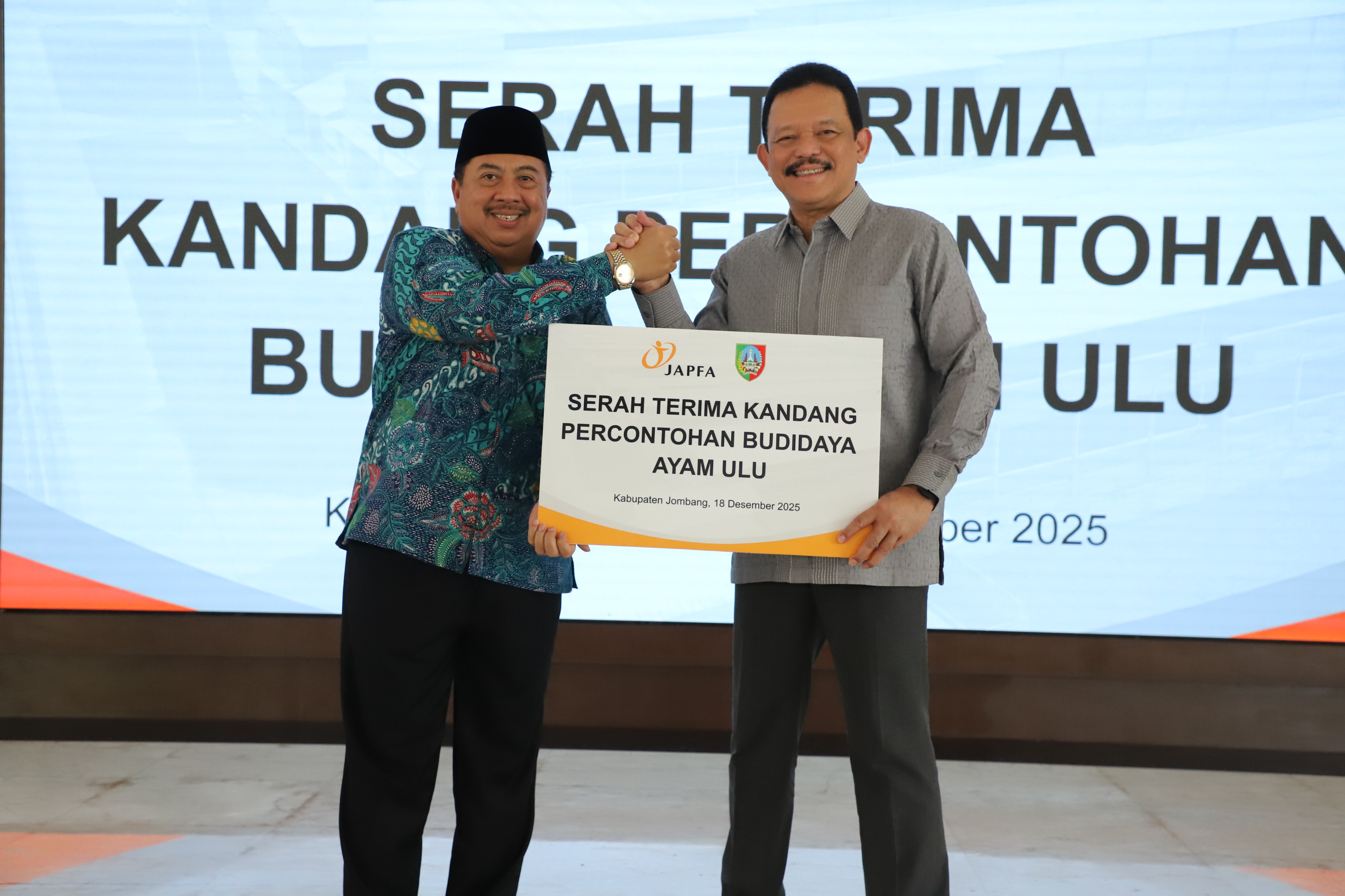 SINERGI: Bupati Jombang Warsubi bersama Direktur JAPFA, Rachmat Indrajaya saat penyerahan aset CSR berupa kandang ayam percontohan