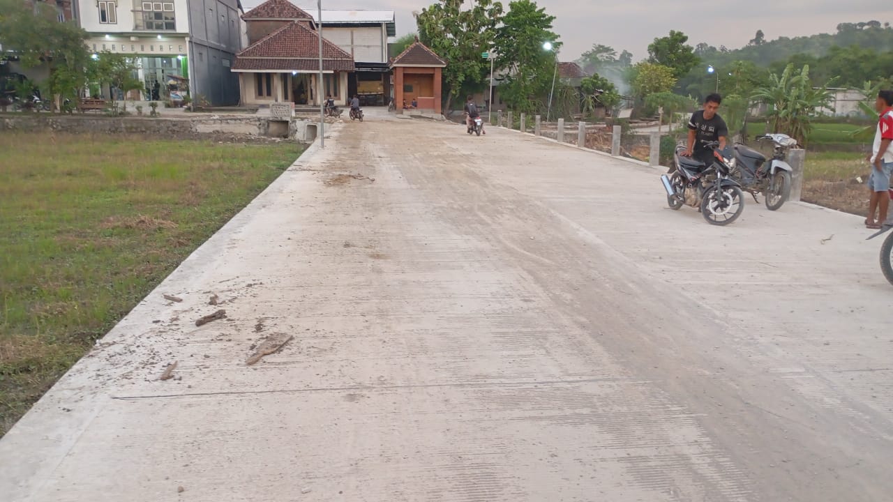 &nbsp;  RAMPUNG: Kondisi jalan di Desa Asemgede, Kecamatan Ngusikan usai dilakukan penanganan.
