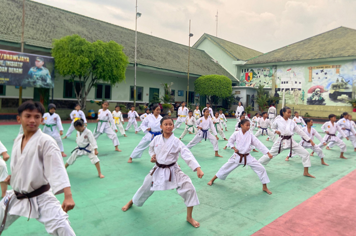 Libur sekolah tak membuat para karateka Jombang berhenti berlatih. Justru, mereka semakin aktif mempersiapkan diri untuk mengikuti berbagai kompetisi di sejumlah kota