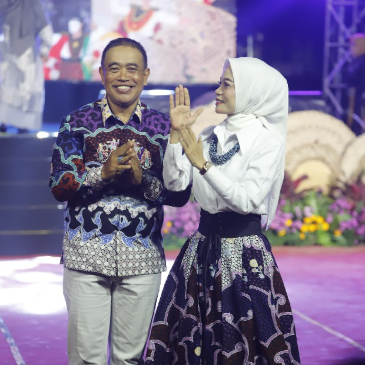 SERASI: Kepala Satpol PP Jombang, Samsudi, bersama istri, Mimik Agustin, saat mengikuti fashion show batik Jombang Fest 2025