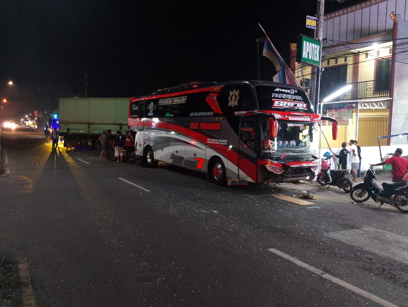 Kecelakaan lalu lintas terjadi di Jalur Arteri Nasional Desa Jogoloyo, Kecamatan Sumobito, Kabupaten Jombang, Jumat (19/12) malam.
