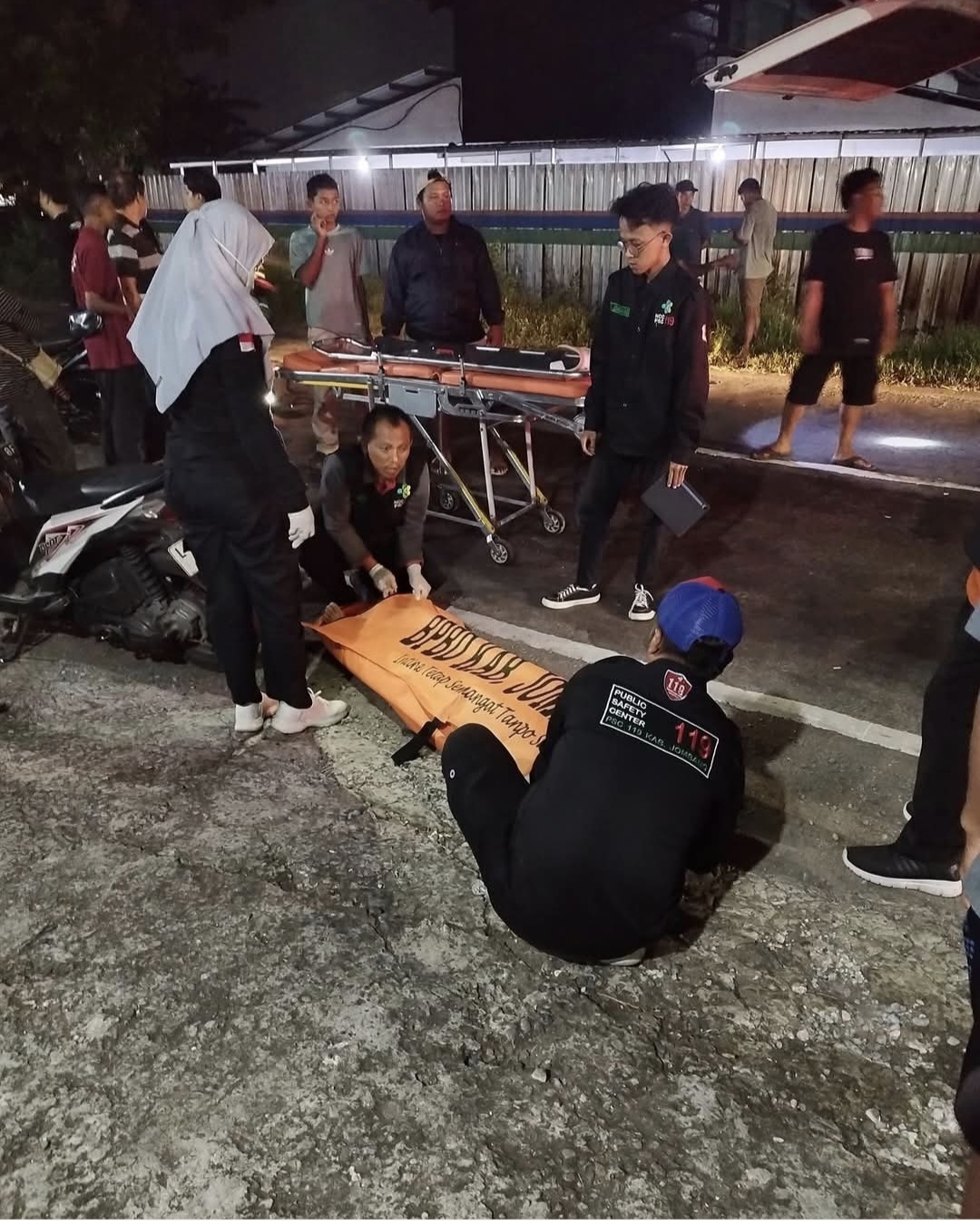 Proses evakuasi jasad korban kecelakaan maut di Pandanwangi, Jombang