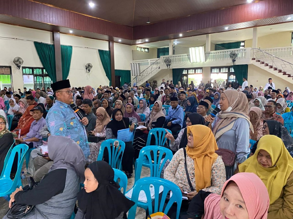 DIKUMPULKAN: Ratusan calon jemaah haji dikumpulkan menjelang pelunasan tahap 2, (16/12).  &nbsp;
