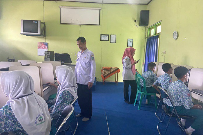 KONSENTRASI: Siswa SMPN di Jombang saat mengikuti sumatif akhir semester sebelum liburan, (3/12).  &nbsp;