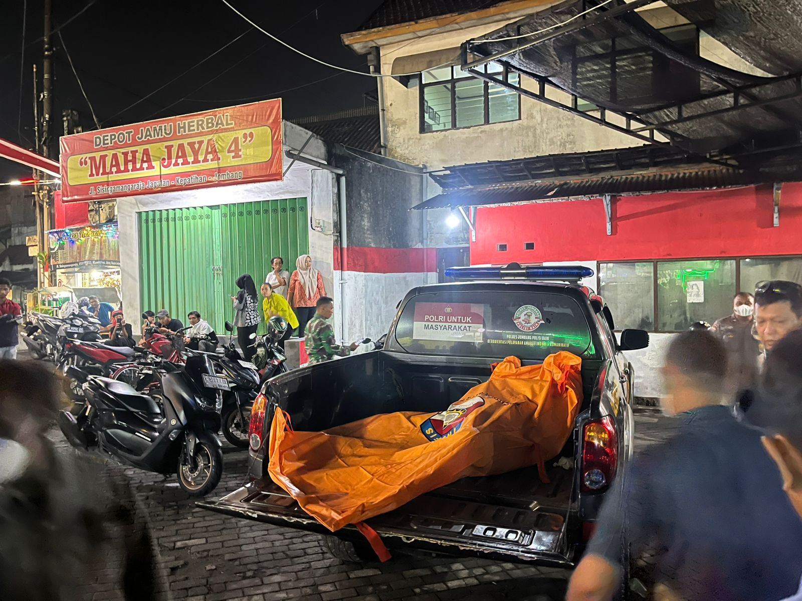 Seorang perempuan lanjut usia ditemukan meninggal dunia di dalam rumahnya di Jalan Sisingamangaraja I/420, Desa Kepatihan, Kecamatan Jombang, Kabupaten Jombang, Sabtu (20/12) malam. Korban diketahui b