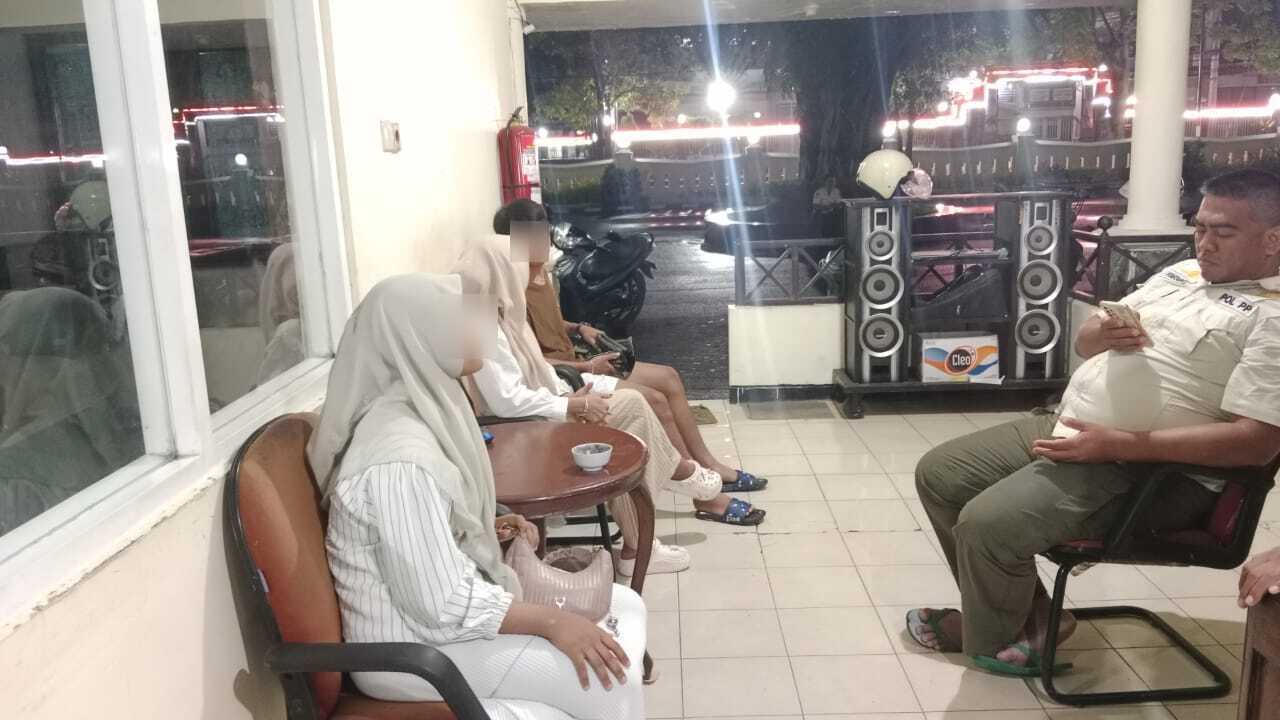 Satuan Polisi Pamong Praja (Satpol PP) Kabupaten Jombang mengamankan tiga santri yang kedapatan bermesraan di kawasan Alun-Alun Jombang pada Sabtu malam (20/12).