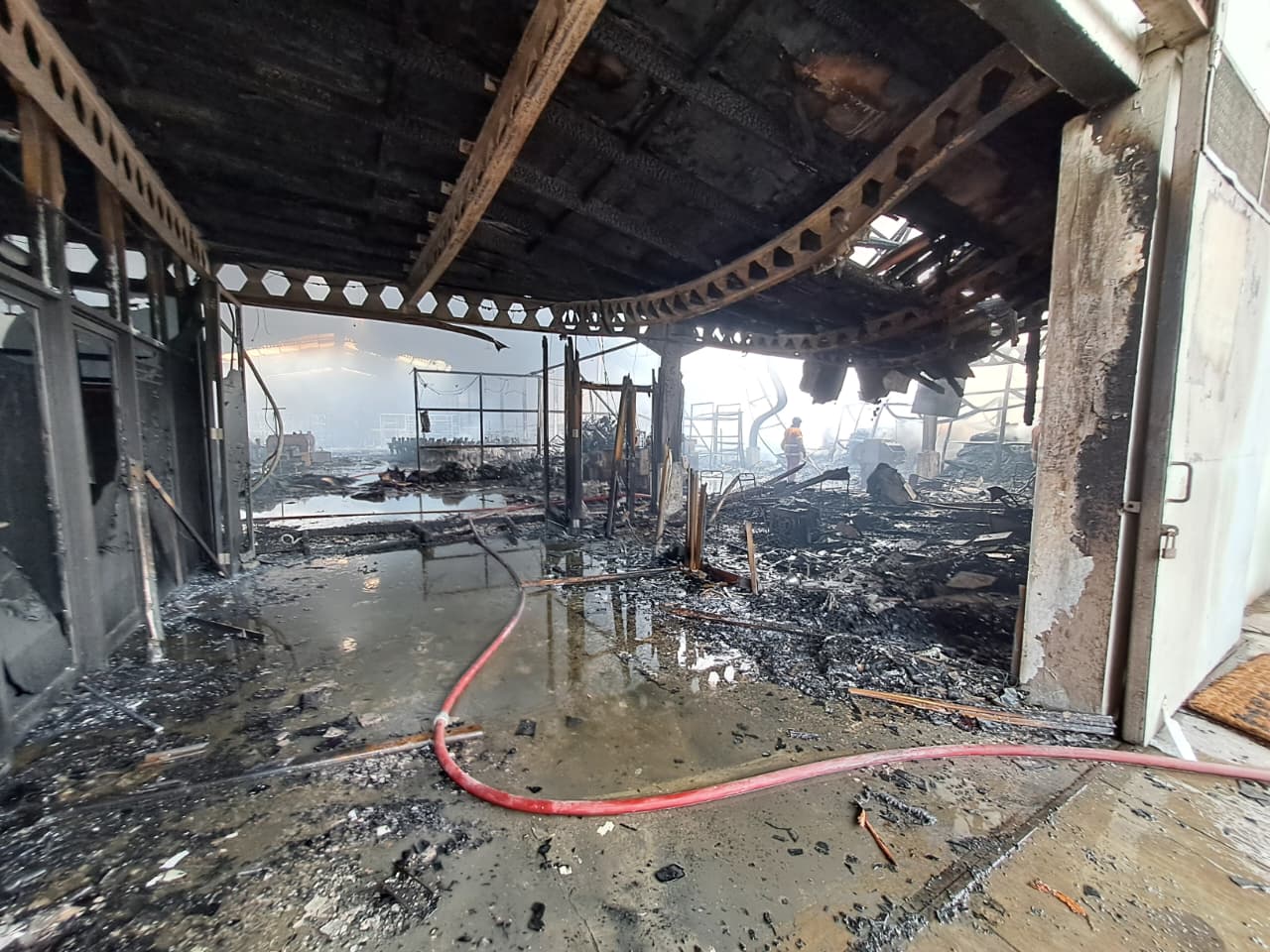 sejumlah personel pemadam kebakaran kembali diterjunkan ke lokasi pabrik sepatu PT Karya Mekar Dewantamali, Dusun Mojongapit, Kecamatan Jombang pada Minggu (21/12) siang