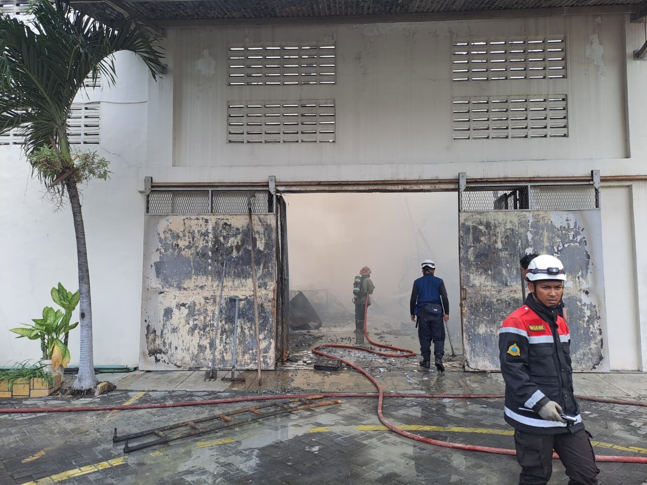 Kebakaran hebat melanda pabrik sepatu PT Karya Mekar Dewatamali di Desa Mojongapit, Kecamatan Jombang, Sabtu (20/12) pagi