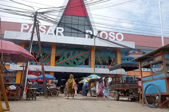 Proyek rehabilitasi Pasar Ploso dan pembangunan Pasar Buah telah rampung. Namun, hingga kini pemandangan areal pasar masih tetap semrawut