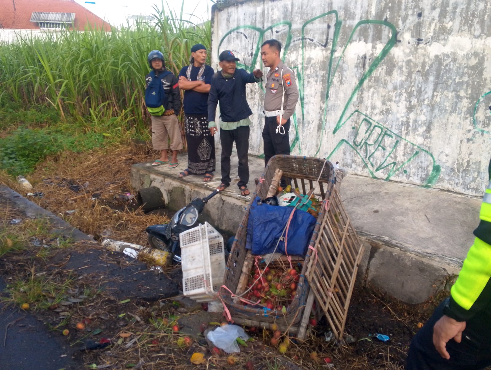 Kecelakaan maut melibatkan dua sepeda motor dan sebuah bus AKAP terjadi di Jalan Raya KH Romli Tamim, Desa Sumbermulyo, Kecamatan Jogoroto, Kabupaten Jombang, Senin (22/12) dini hari.