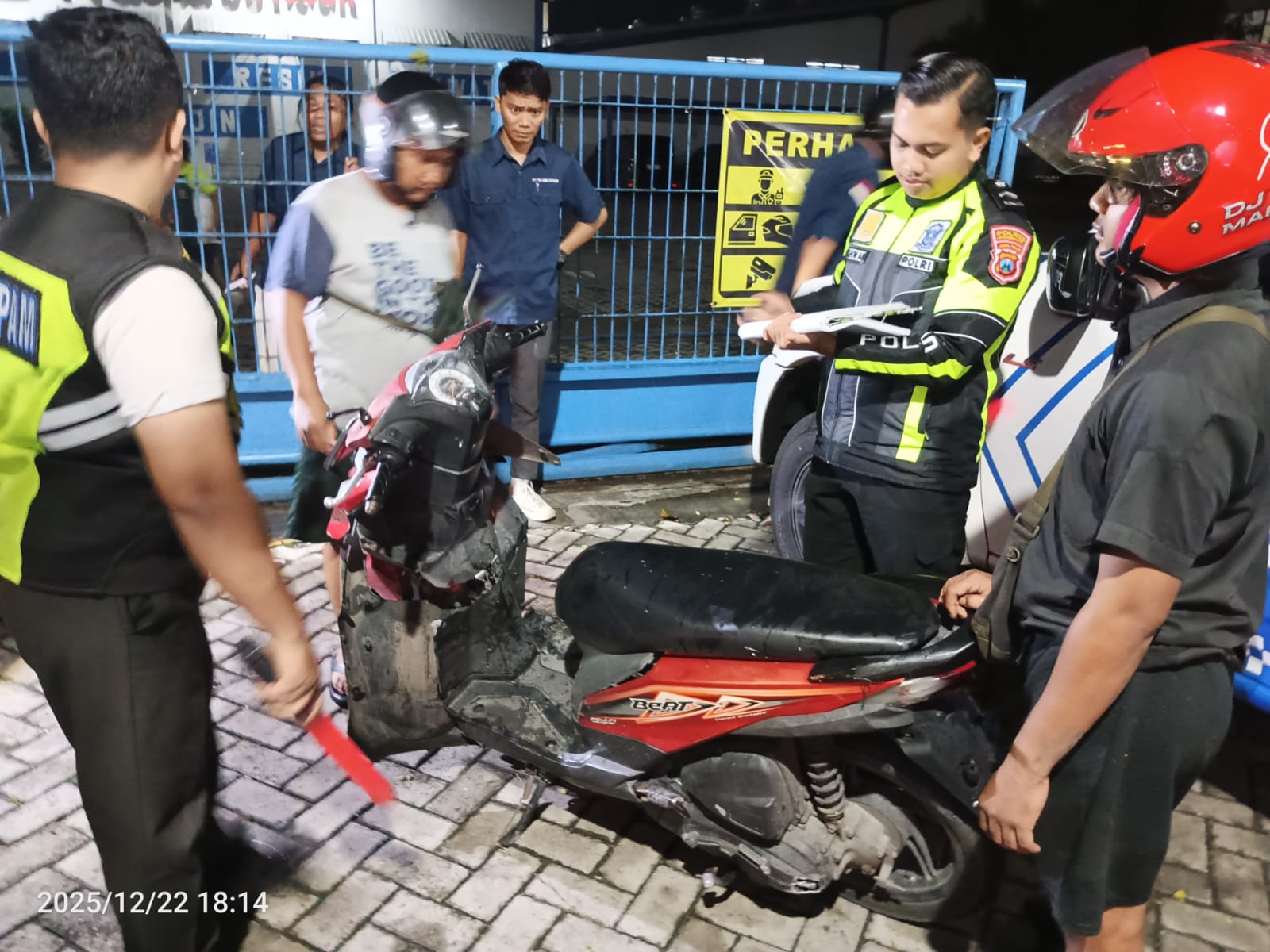 Polisi saat mengevakuasi motor korban dan melakukan olah kejadian perkara di lokasi kecelakaan