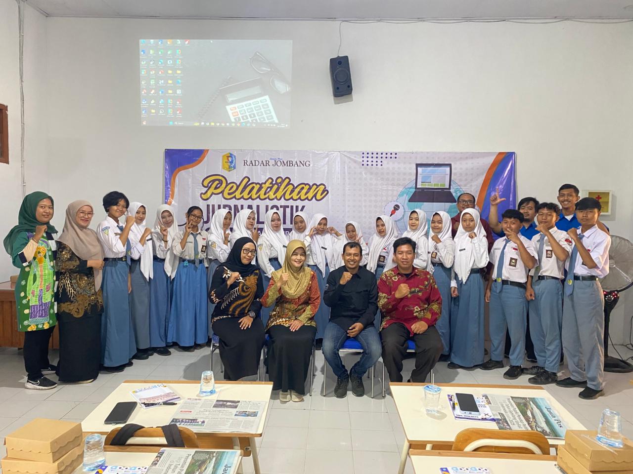 &nbsp;  SALAM LITERASI: Siswa siswi SMK Widjaya Ngoro saat foto bersama kru Jawa Pos Radar Jombang.
