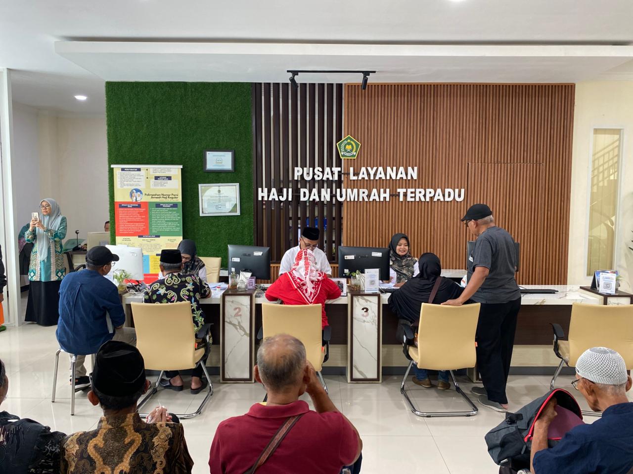 URUS BERKAS: Sejumlah jemaah haji antre di kantor Kemenhaj dan Umroh Jombang untuk mengurus berkas kemarin (22/12).