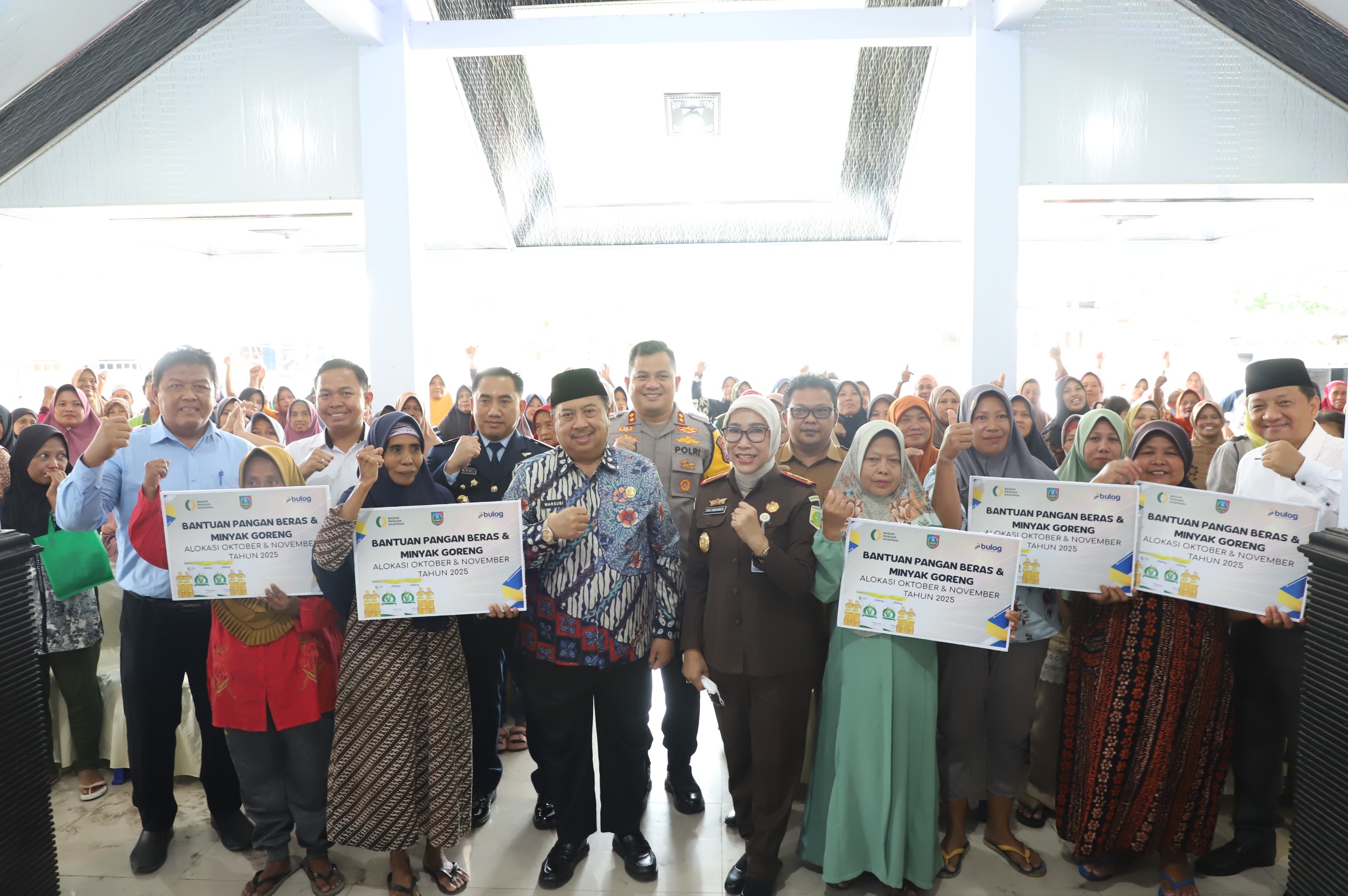 SEMRINGAH: Muhammad Husin secara simbolis menyerahkan bantuan pangan beras dan minyak goreng ke penerima manfaat di Desa Kalikejambon, Kecamatan Tembelang