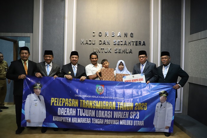 &nbsp;  AKRAB: Bupati Jombang Warsubi menemui satu keluarga diberangkatkan transmigrasi ke Desa Waleh, Halmahera, Senin (22/12).