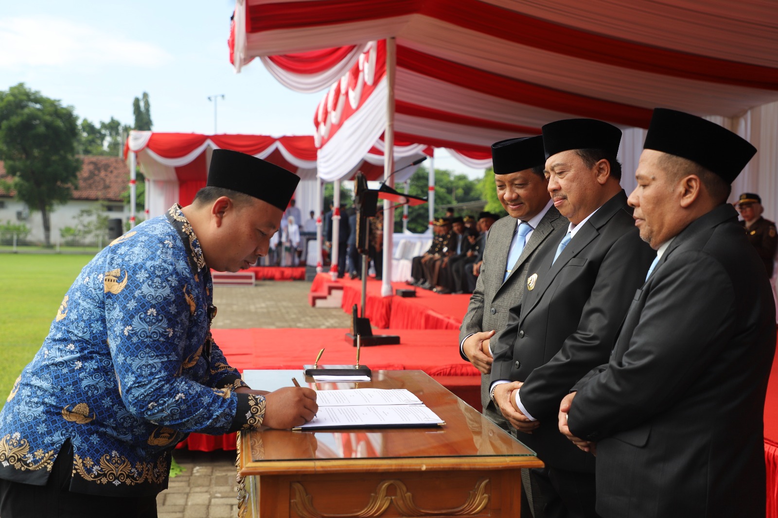 Penandatanganan kontrak disaksikan Bupati Jombang Warsubi, Wakil Bupati Jombang Salmanudin, serta Sekretaris Daerah Kabupaten Jombang Agus Purnomo