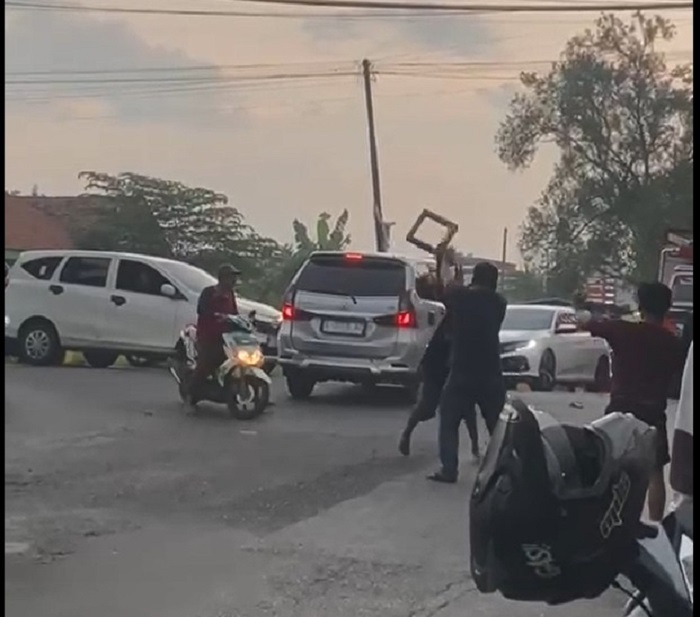 Aksi perkelahian antara supeltas dan sopir truk di Sumobito, Jombang
