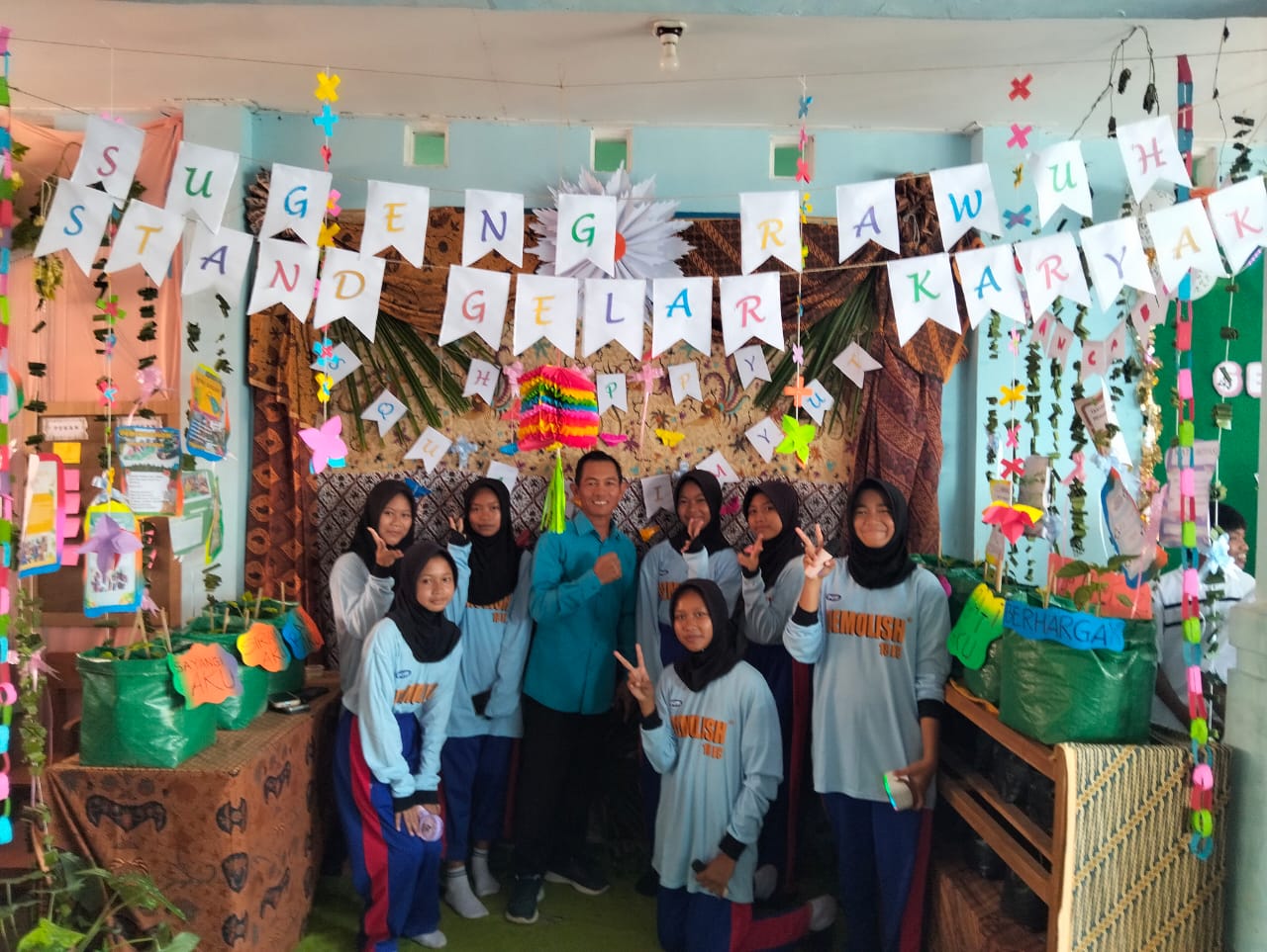 APRESIASI: Ketua Komite Sekolah Supriyadi mengapresiasi kegiatan Gelar Karya Budidaya Di SMPN 3 Plandaan karena mampu mengasah kemampuan kreatitivitas, kerjasama (kolaborasi) dan komunikasi siswa