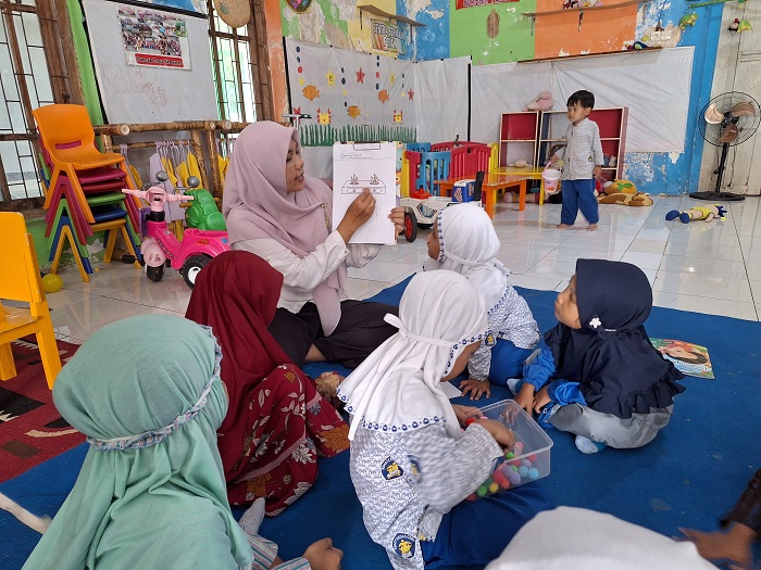 KONDUSIF: Kegiatan guru KB Thalia Insan Mulia Mojoagung saat mengajar dalam kelas  &nbsp;  &nbsp;