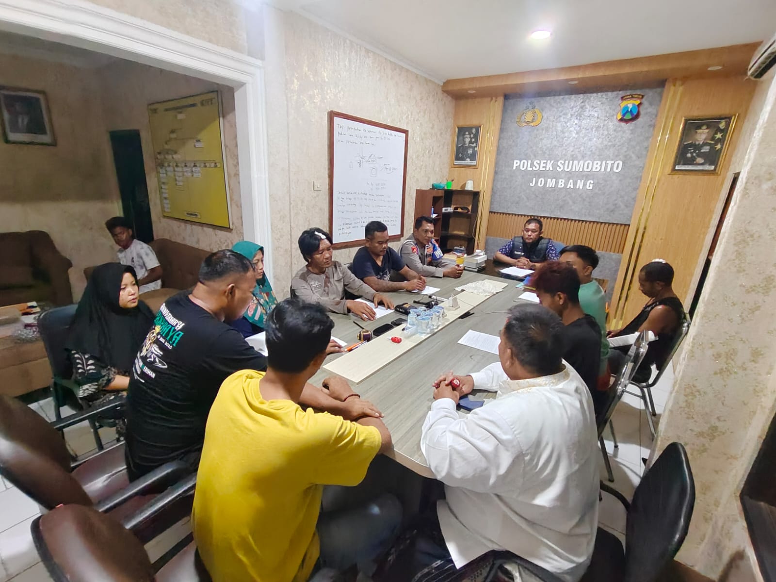 Proses mediasi usai kejadian adu jotos antara supeltas dsn kru truk di Sumobito, Jombang