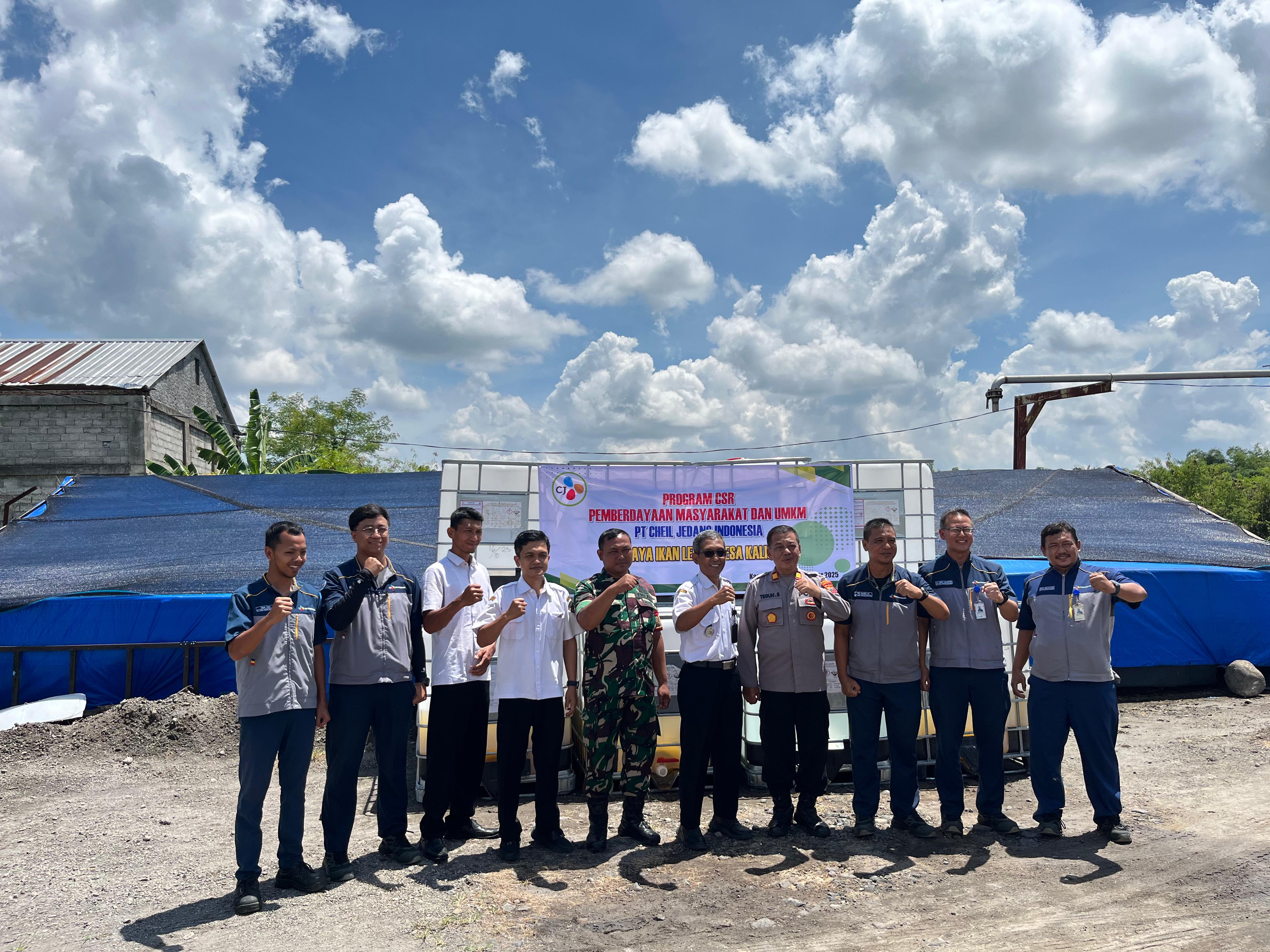 &nbsp;  KOMPAK: Jajaran manajemen PT CJI bersama Forkopimcam Tasikmadu Kabupaten Karanganyar saat menyerahkan CSR bidang pemberdayaan masyarakat, kemarin (24/1