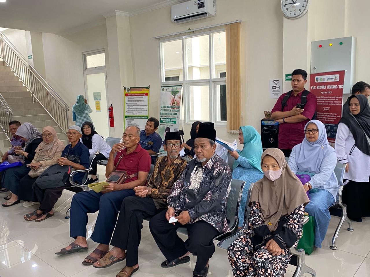 &nbsp;  DIPERIKSA: Calon jemaah haji asal Jombang saat melakukan verifikasi berkas pelunasan di Kantor Kementerian Agama Kabupaten Jombang, Selasa (23/12).  &nbsp;