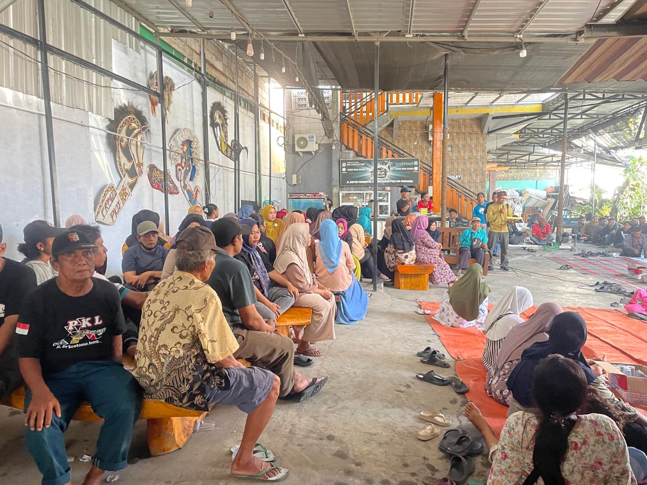 GELAR PERTEMUAN: Gabungan pedagang Sentra Wisata Kuliner Akhmad Dahlan saat menggelar pertemuan Selasa (23/12).  &nbsp;